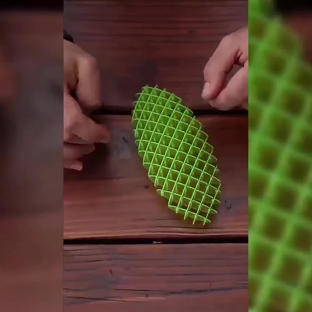 A Set of Elastic Nets Available in Various Innovative Color Combinations, Featuring Large Elastic Feet That Can Change Shape.