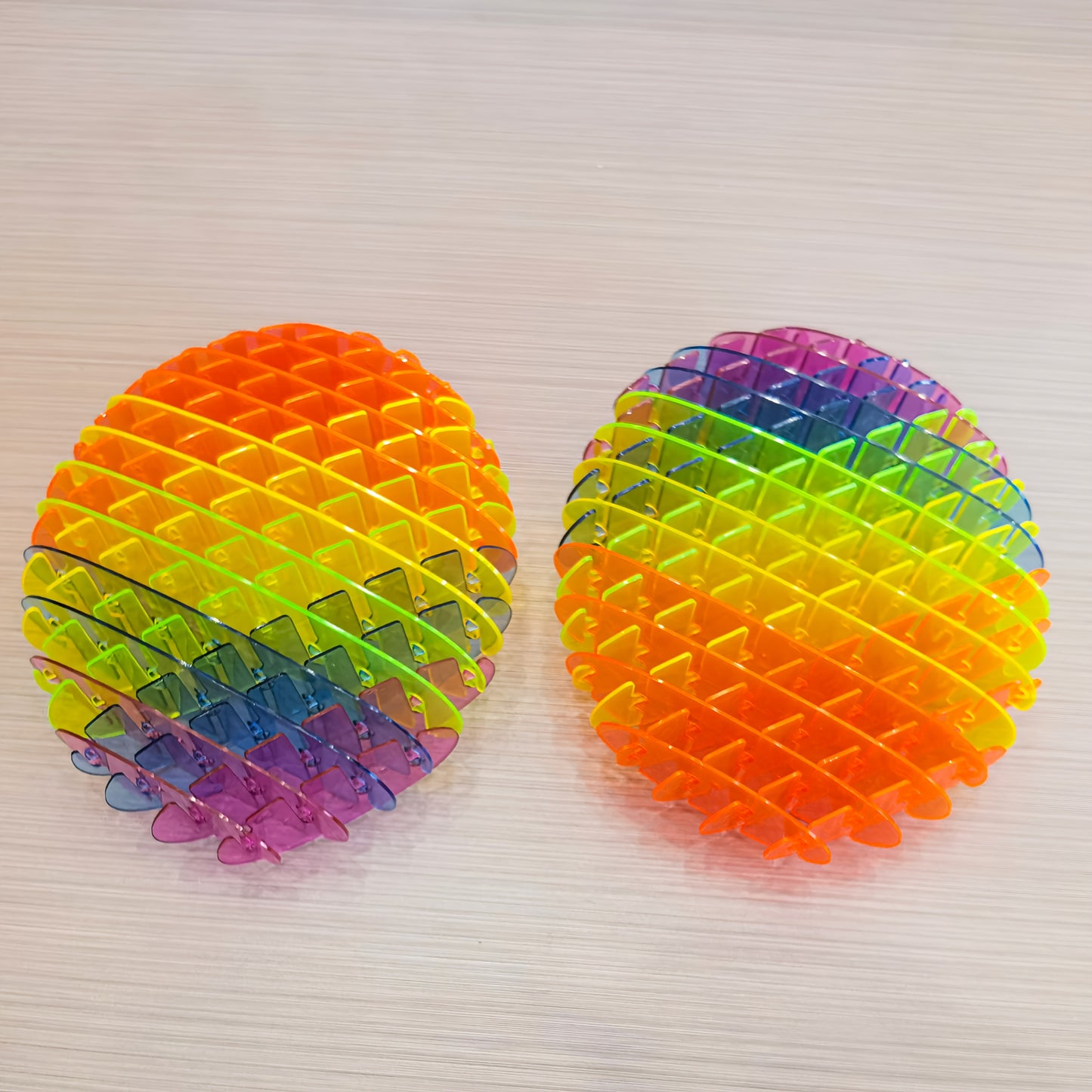 A Set of Elastic Nets Available in Various Innovative Color Combinations, Featuring Large Elastic Feet That Can Change Shape.